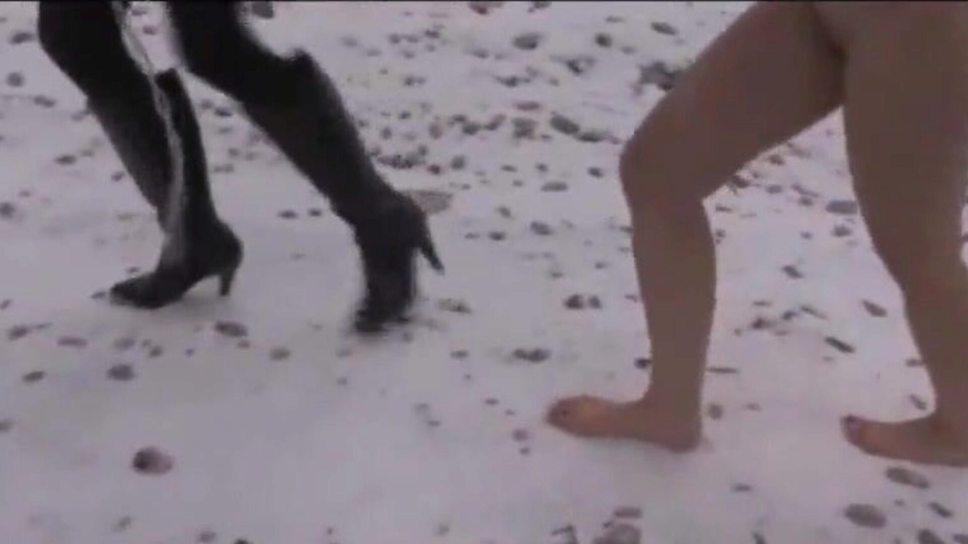 brandi ropstvo i štovanje stopala u snijegu