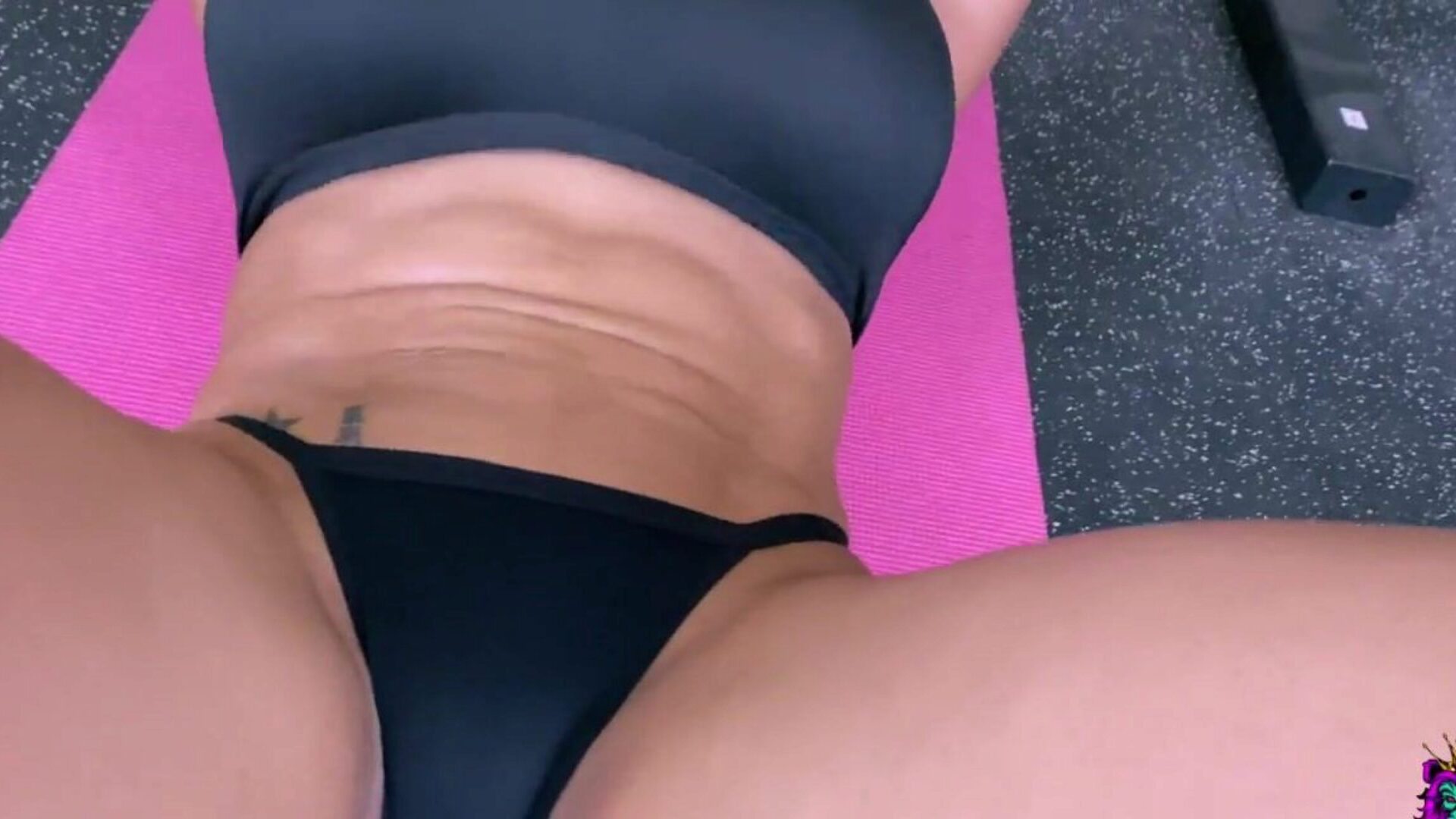stora tuttar brunett får en intensiv anal knull i gymmet efter core träning
