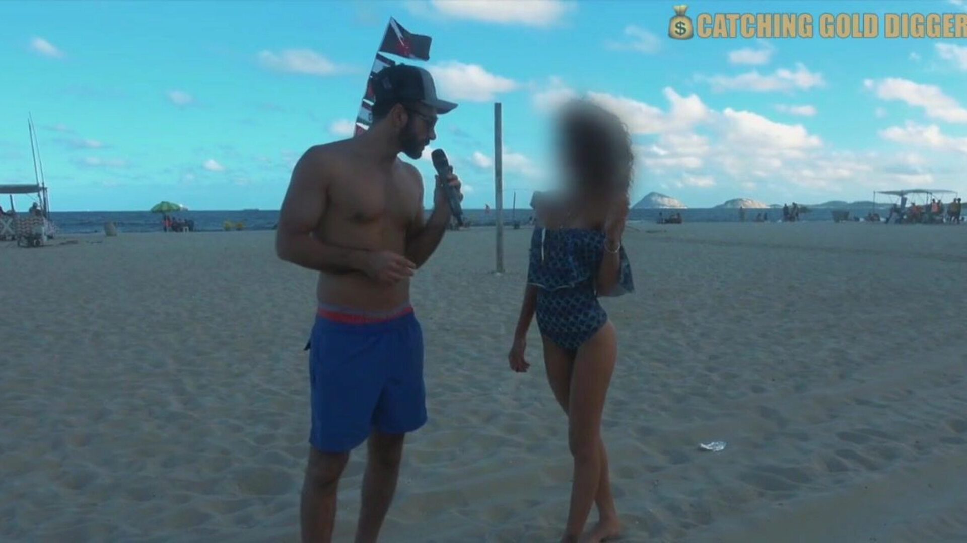 Худенькую бразильскую тинку трахают после интервью на пляже