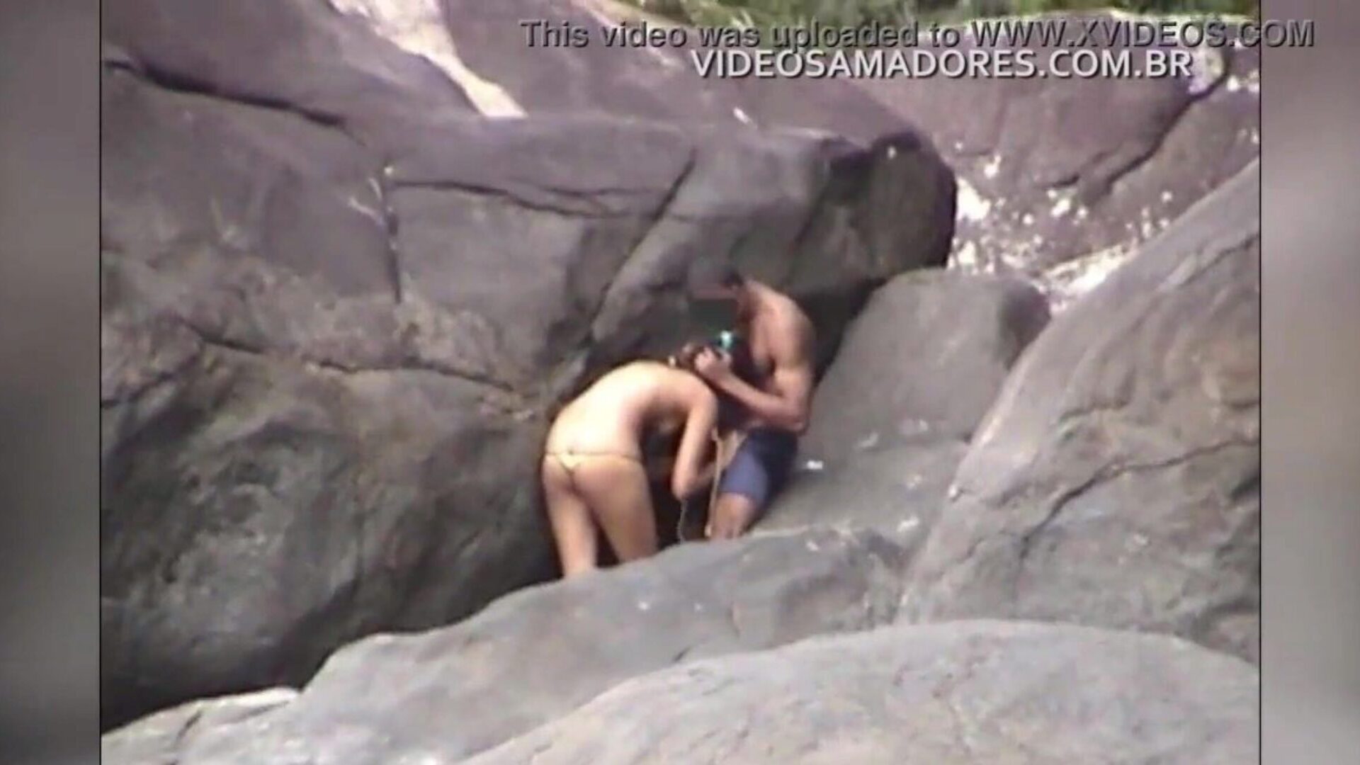 coppia fa un pompino in spiaggia e viene filmata senza rendersene conto