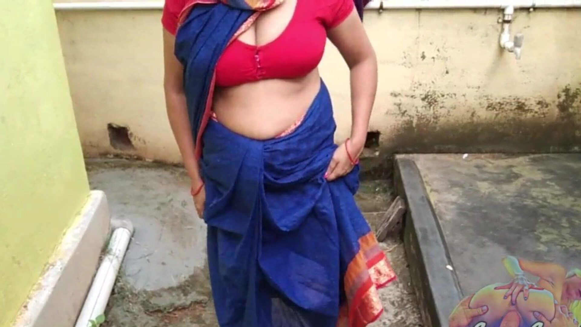 bhabhi en azul sari meando patio trasero mostrando sus períodos coño