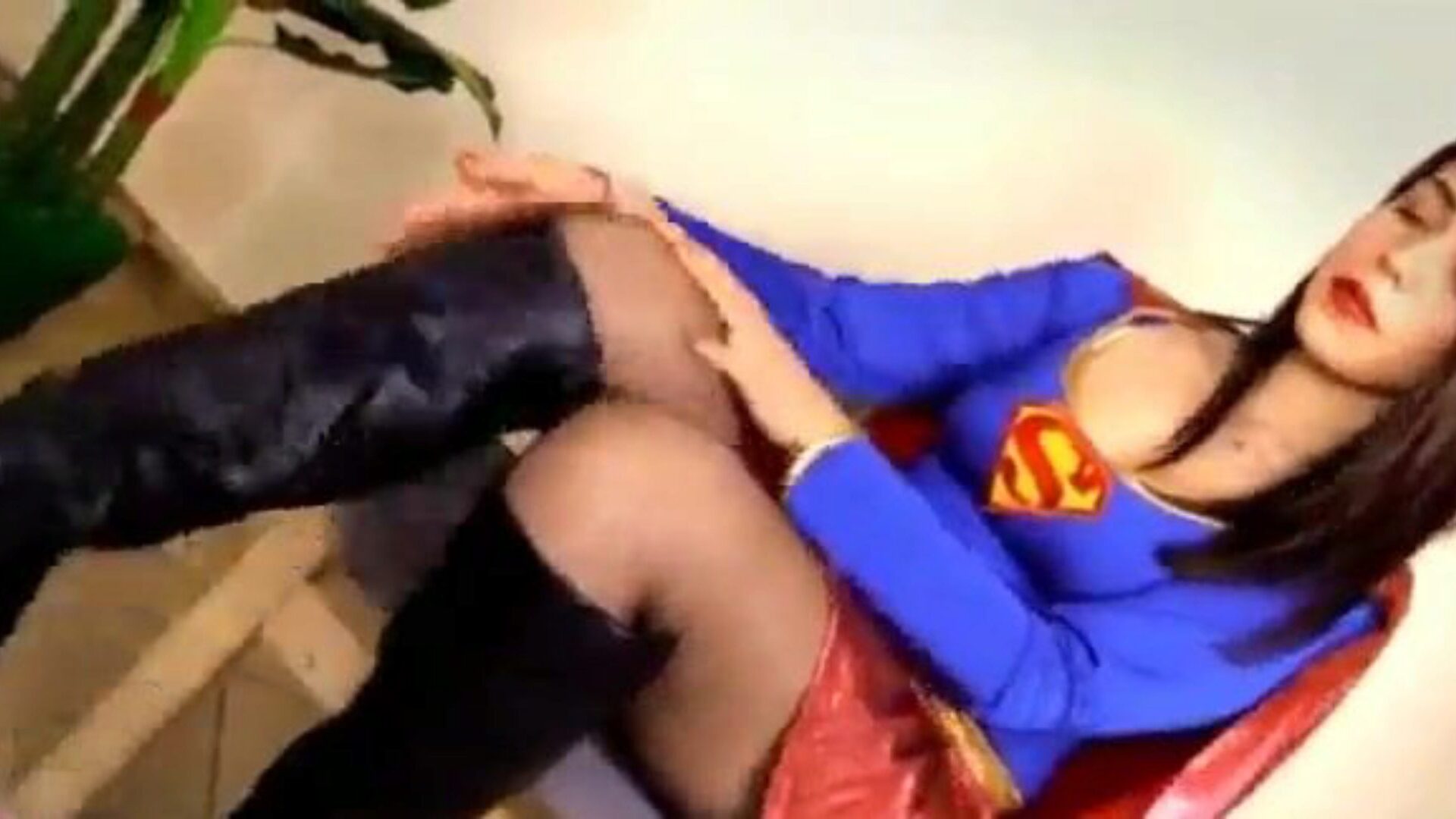 supergirl v punčocháče olizuje své vlastní chodidla