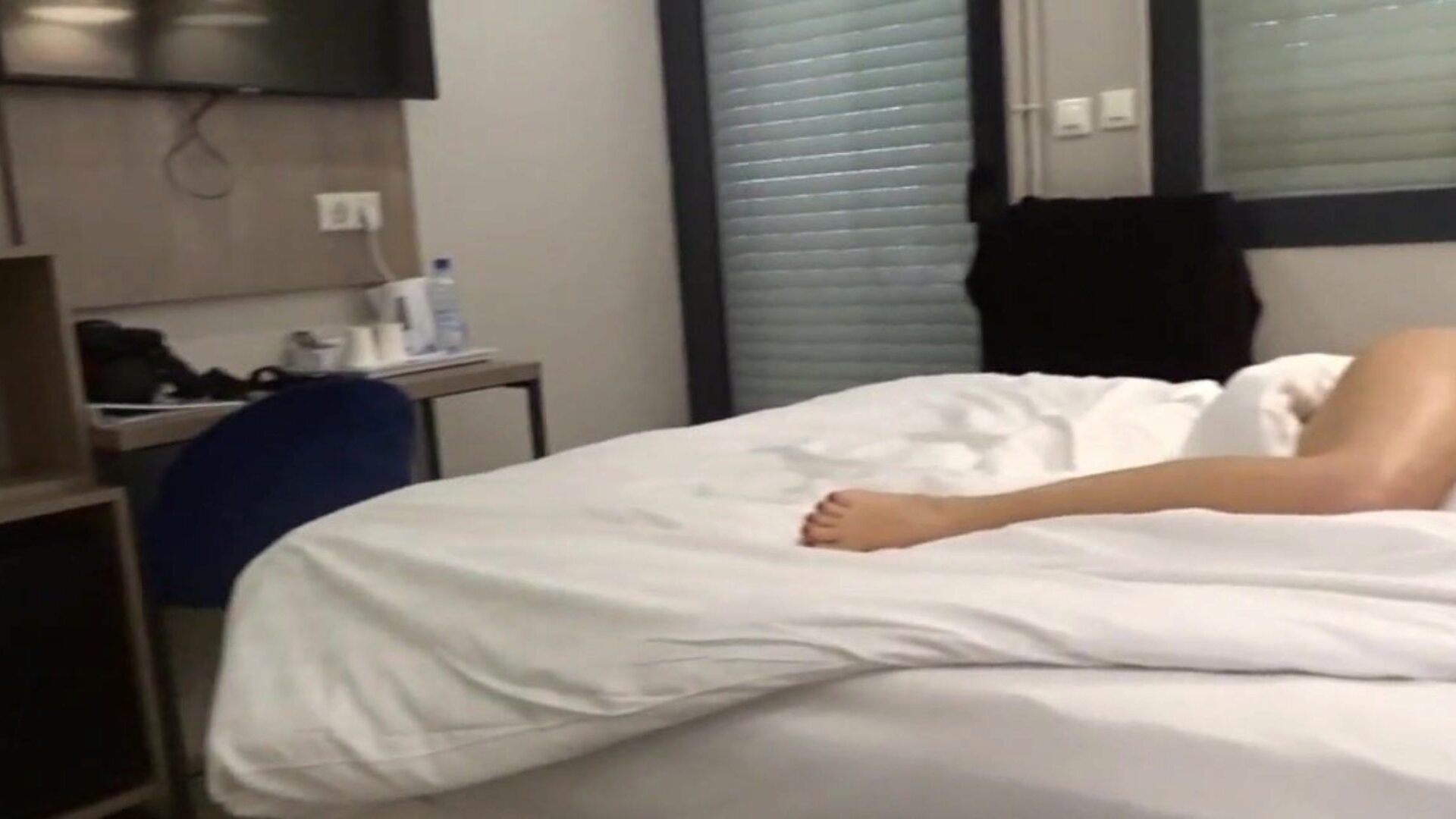 carla-c nøgen ved hotelvideoen, hvor jeg afklædes i min liggestol på et hotelværelse og på badeværelset